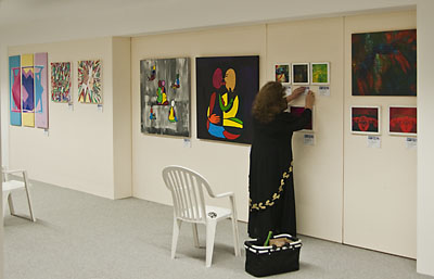 Bilder von Inge Schmidt- Müller, Bärbel Regel, Maike Günther und Christina Kanavc sowie die Kuratorin Johanna Renate Wöhlke bei der Arbeit